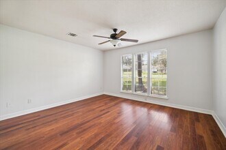 23906 Northcrest Dr in Spring, TX - Foto de edificio - Building Photo