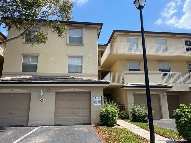 2040 Greenview Shores Blvd in West Palm Beach, FL - Building Photo - Building Photo