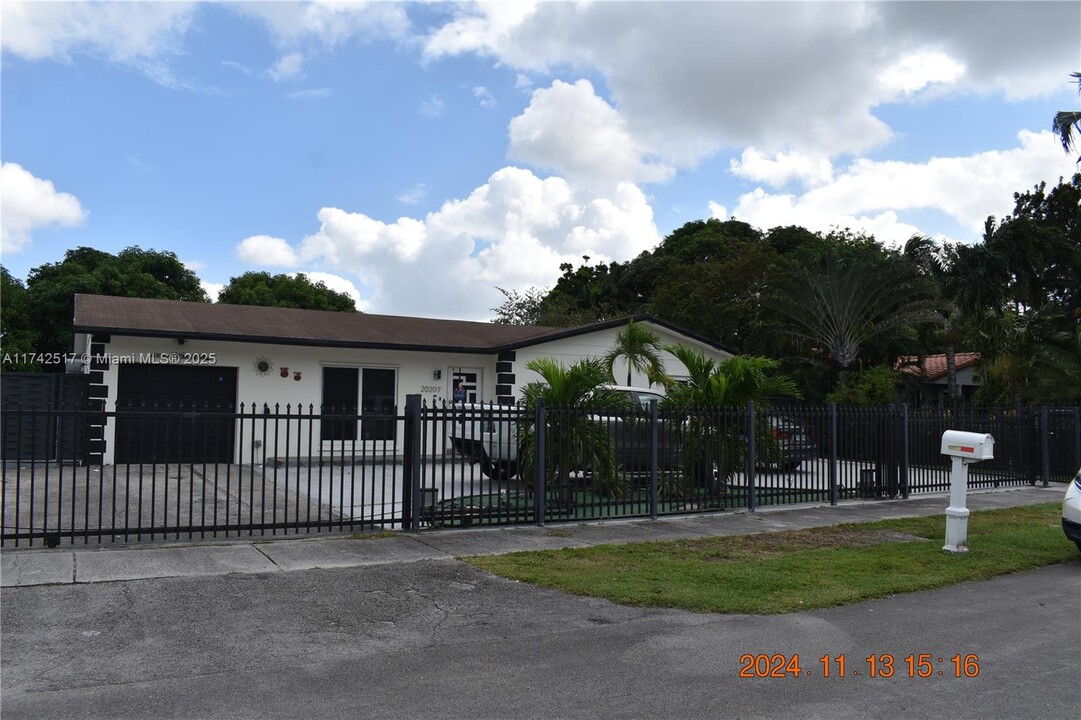 20207 NW 32nd Pl in Miami Gardens, FL - Building Photo