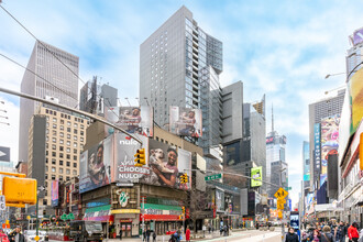 1600 Broadway on the Square Condominium in New York, NY - Building Photo - Building Photo