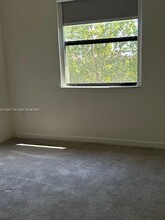 594 NE 207th St in North Miami Beach, FL - Building Photo - Building Photo