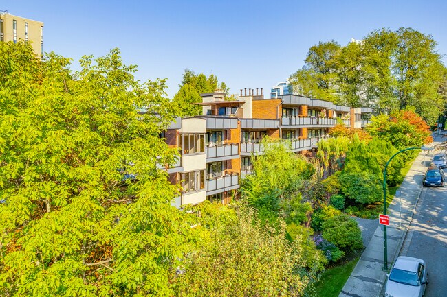 Landmark Grand in Vancouver, BC - Building Photo - Building Photo