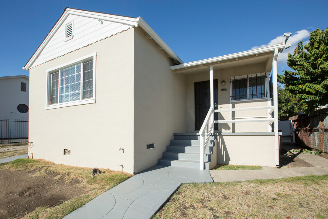 6430 Bancroft Ave in Oakland, CA - Building Photo