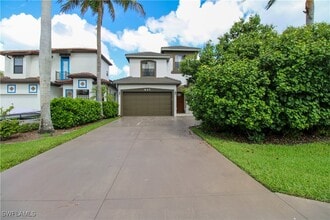 647 110th Ave N in Naples, FL - Foto de edificio - Building Photo