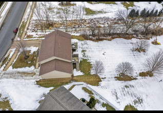 104 E River Dr in De Pere, WI - Foto de edificio - Building Photo