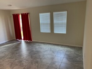 9842 Red Eagle Dr in Orlando, FL - Building Photo - Building Photo
