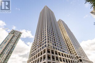 30 Elm Dr E in Mississauga, ON - Building Photo