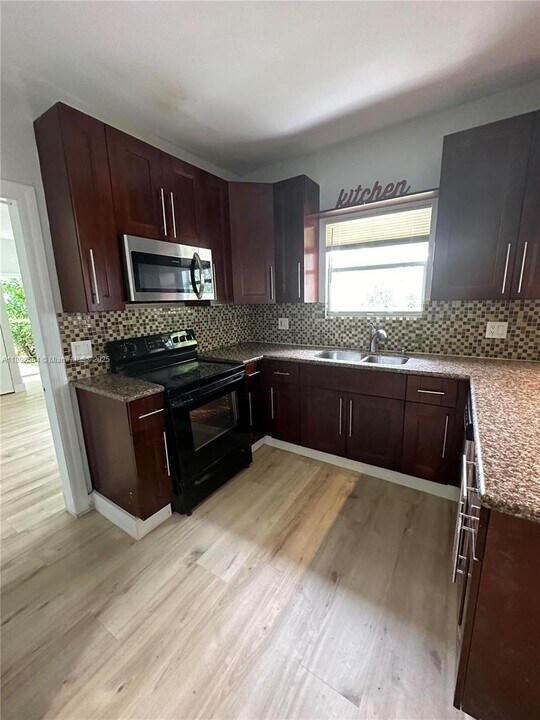 228 SE Park St in Dania Beach, FL - Building Photo