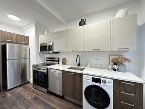 1553 W Hollywood Ave in Chicago, IL - Building Photo - Building Photo