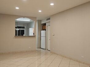 151 N Waters Edge Dr in Glendale Heights, IL - Building Photo - Building Photo