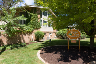 Clayton Park Townhouses in Glendale, WI - Foto de edificio - Building Photo