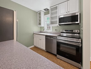 1706 W Abingdon Dr, Unit 202 in Alexandria, VA - Building Photo - Building Photo