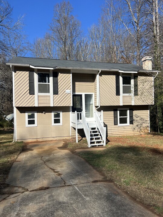 853 Hemingway Rd in Stone Mountain, GA - Building Photo