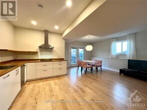 744 Meadowridge Cir in Ottawa, ON - Building Photo - Building Photo