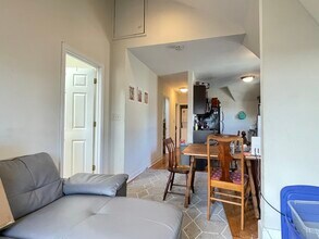 839 Parker St, Unit 1 in Boston, MA - Foto de edificio - Building Photo