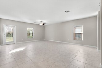 5245 White Chicory Dr in Apollo Beach, FL - Building Photo - Building Photo