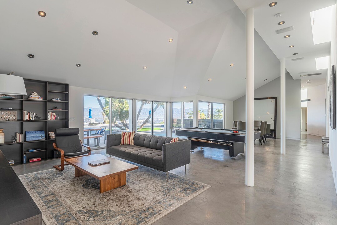 13741 1/2 Mulholland Dr in Beverly Hills, CA - Building Photo