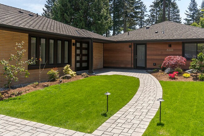 6240 E Mercer Way in Mercer Island, WA - Building Photo - Building Photo