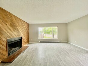 3042-3044-3044 SW Laura Ct in Troutdale, OR - Building Photo - Building Photo