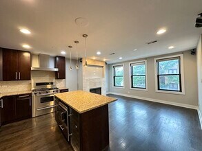 907 N Damen Ave, Unit 3C in Chicago, IL - Foto de edificio - Building Photo