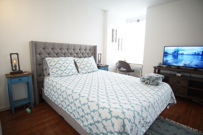 636 W Webster Ave, Unit 401 in Chicago, IL - Building Photo - Building Photo