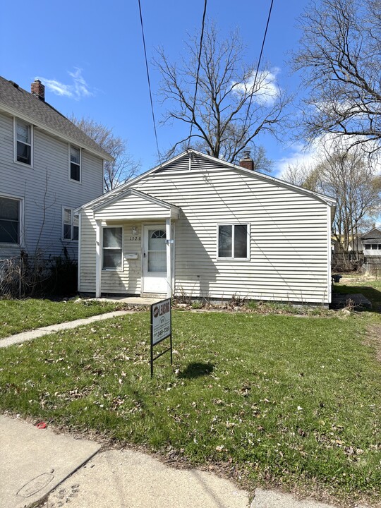 1329 Roosevelt Ave in Lansing, MI - Building Photo