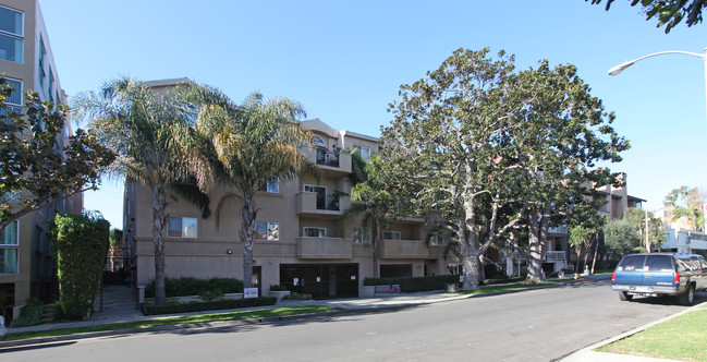 Bentley Plaza Apartments in Los Angeles, CA - Building Photo - Building Photo