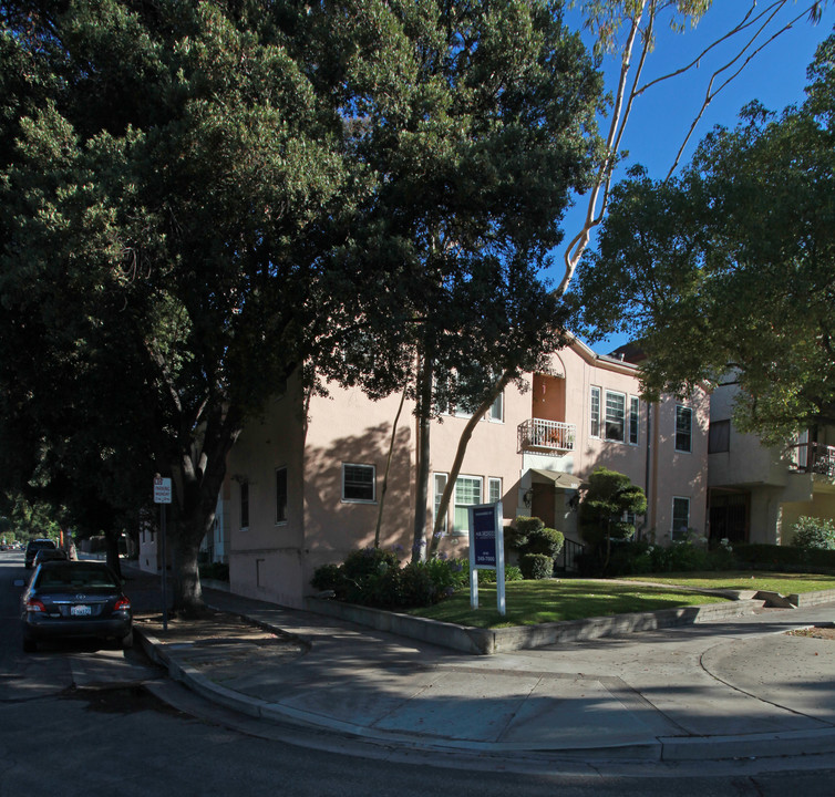 501 E Verdugo Ave in Burbank, CA - Building Photo