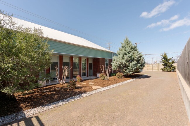 925 NW 8th St in Oklahoma City, OK - Building Photo - Building Photo