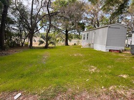 8429 SE 68th Ct in Trenton, FL - Building Photo