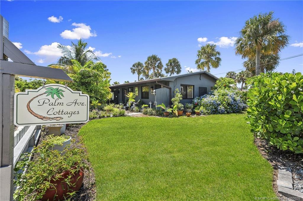 2563 NE Palm Ave in Jensen Beach, FL - Foto de edificio