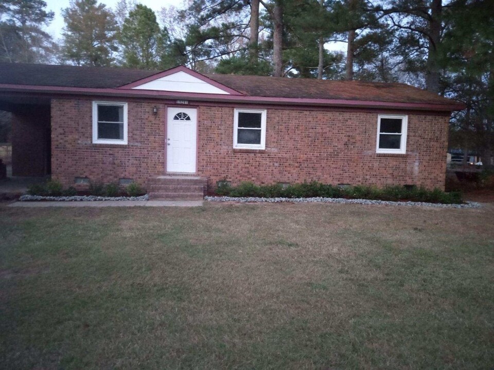 19281 Salley Mcnair Rd in Laurinburg, NC - Building Photo