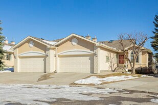 The Villas Christie Parl in Calgary, AB - Building Photo