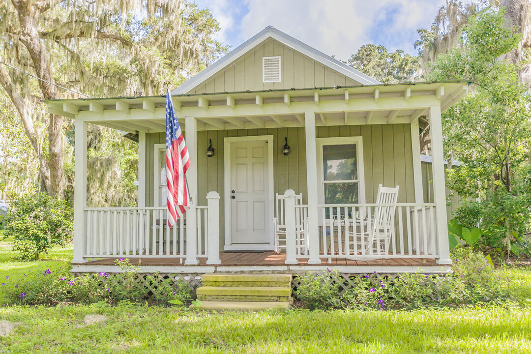 3528 Co Rd 204 in Oxford, FL - Building Photo