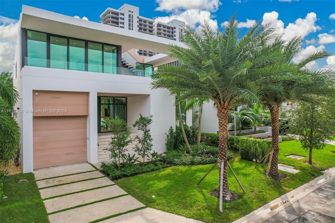 1092 N Venetian Dr in Miami Beach, FL - Building Photo