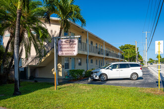 Pembroke House in Pembroke Pines, FL - Building Photo - Building Photo