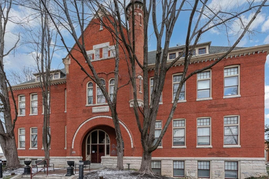 133 W Locust St in Mechanicsburg, PA - Building Photo