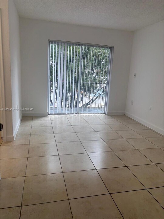4400 W 16th Ave in Hialeah, FL - Building Photo
