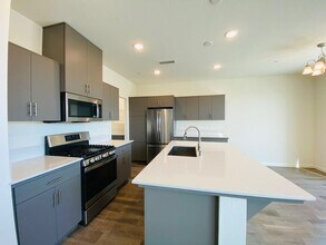 1974 Kelly Ln in Clovis, CA - Building Photo - Building Photo