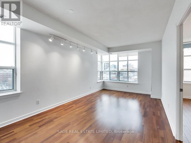 438-438 Richmond St W