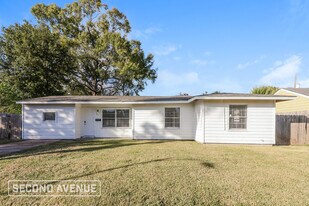 5911 Kenilwood Dr in Houston, TX - Building Photo