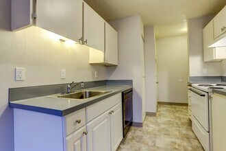 17119 SE Powell Blvd in Portland, OR - Building Photo - Building Photo