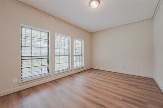 2727 Raintree Dr in Sugar Land, TX - Foto de edificio - Building Photo