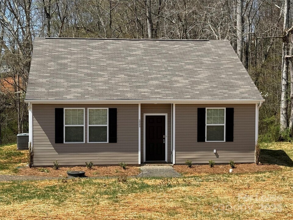111 Peridot Dr in Statesville, NC - Building Photo