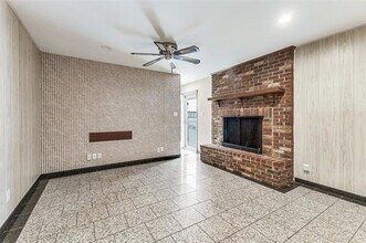 9210 Larchwood Dr in Dallas, TX - Building Photo - Building Photo