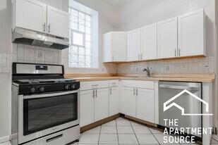 2202 W Belmont Ave, Unit 1R in Chicago, IL - Building Photo