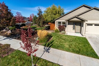 3667 SW Pumice Stone Ave in Redmond, OR - Building Photo - Building Photo