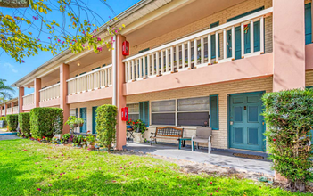 Camelot Apartments in St. Petersburg, FL - Building Photo - Building Photo