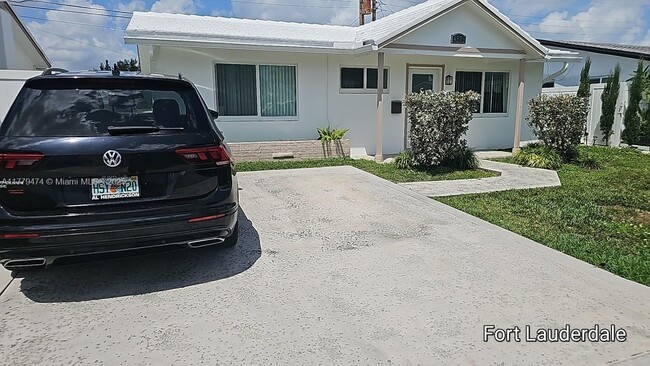 4573 NW 16th Way in Fort Lauderdale, FL - Foto de edificio - Building Photo