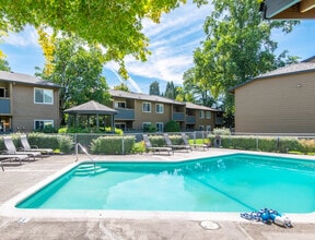 Crescent Ridge Apartments in Beaverton, OR - Building Photo - Building Photo
